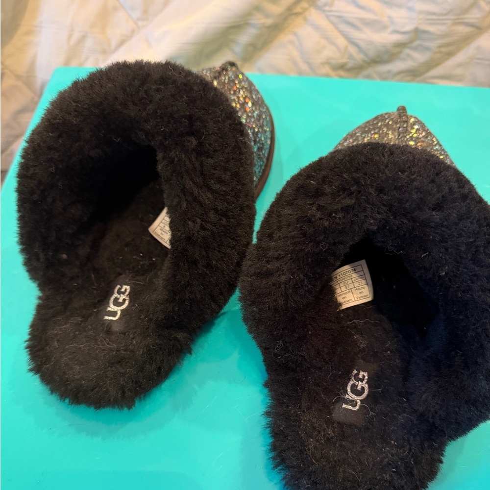 UGG Women's Scuffette II Cosmos slippers in a black glitter colorway- size 6! - Picture 2 of 4
